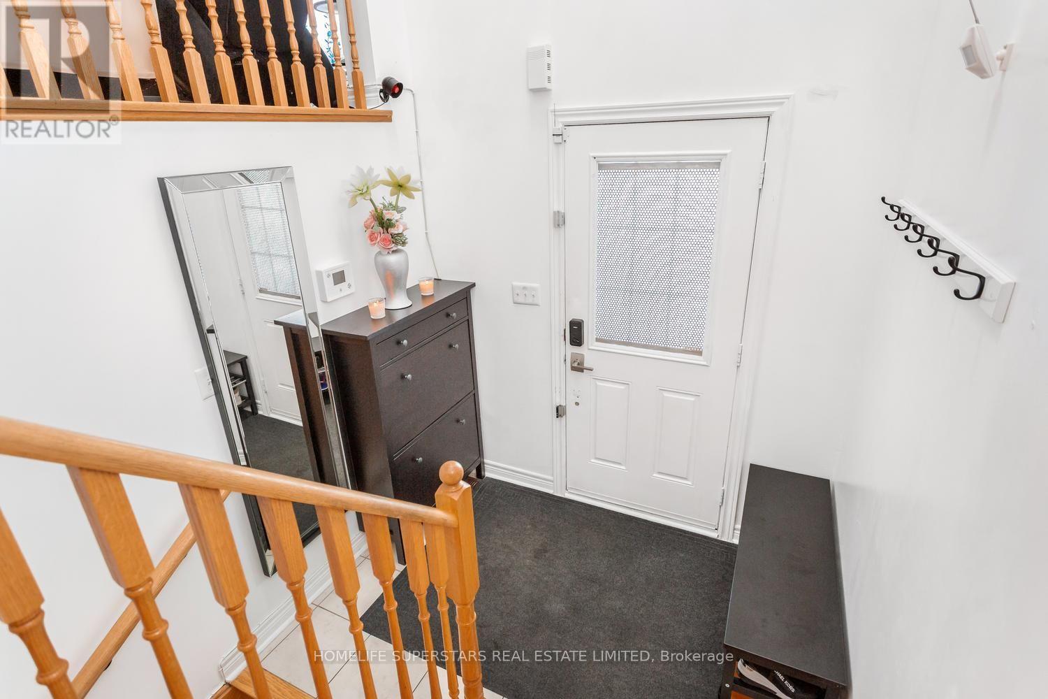 18 Mary Chapman Boulevard, Toronto, Ontario  M9M 0B2 - Photo 5 - W13619226