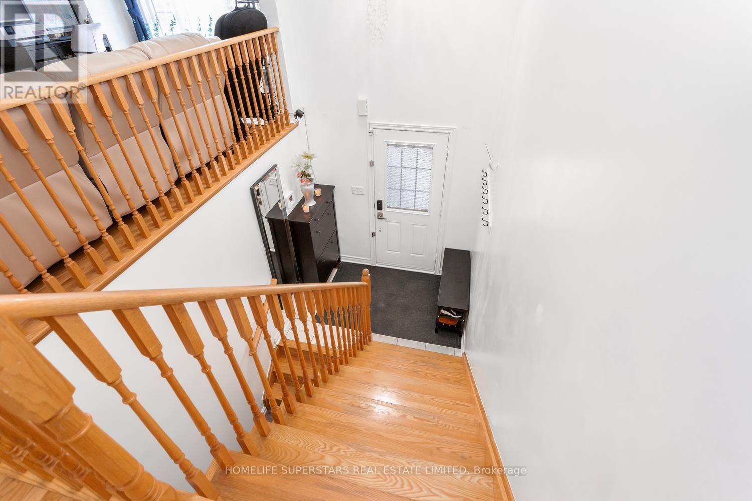 18 Mary Chapman Boulevard, Toronto, Ontario  M9M 0B2 - Photo 6 - W13619226