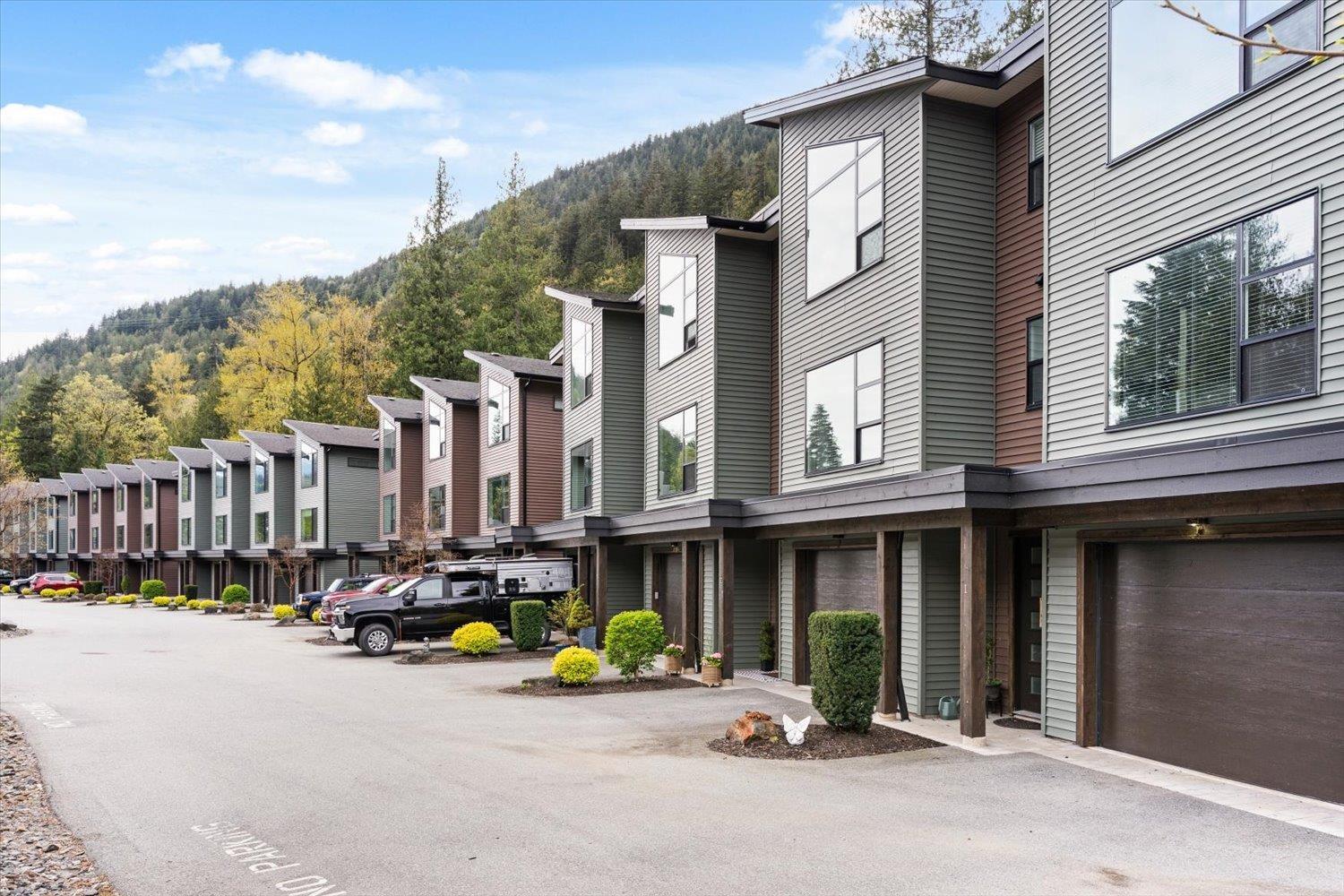 2 520 Hot Springs Road, Harrison Hot Springs, Harrison Hot Springs, British Columbia  V0M 1K0 - Photo 2 - R3119059