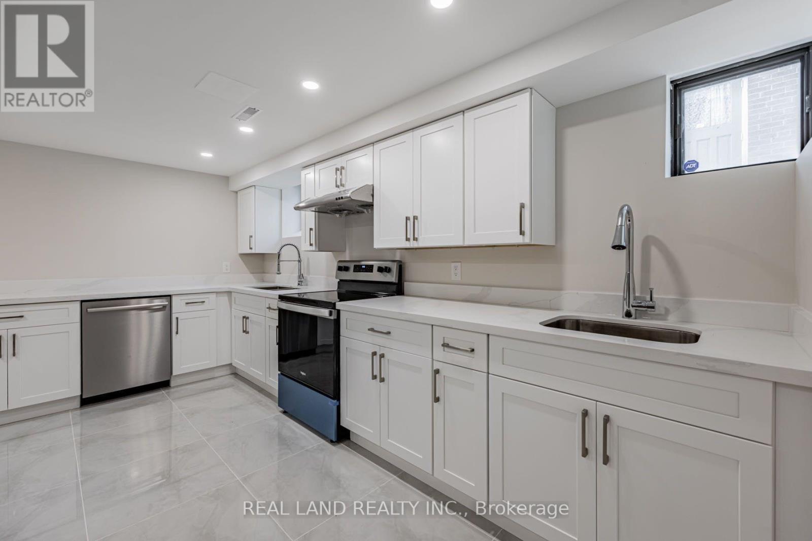 Lower - 274 Timothy Court, Mississauga, Ontario  L5G 2B4 - Photo 5 - W13559724