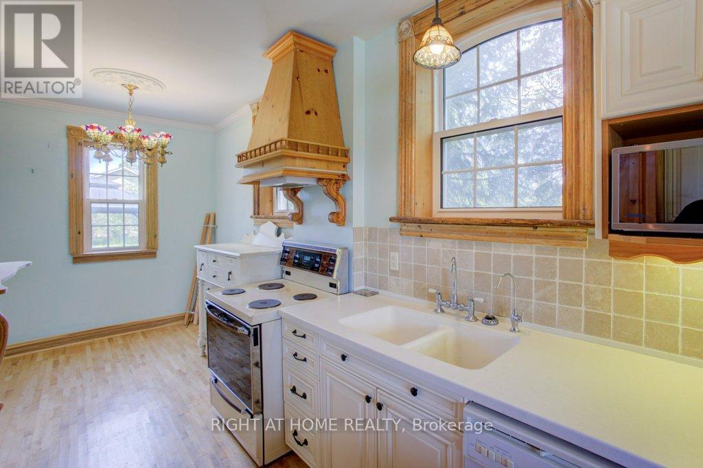 402 Lambton Street E, West Grey, Ontario  N0G 1R0 - Photo 17 - X13166452