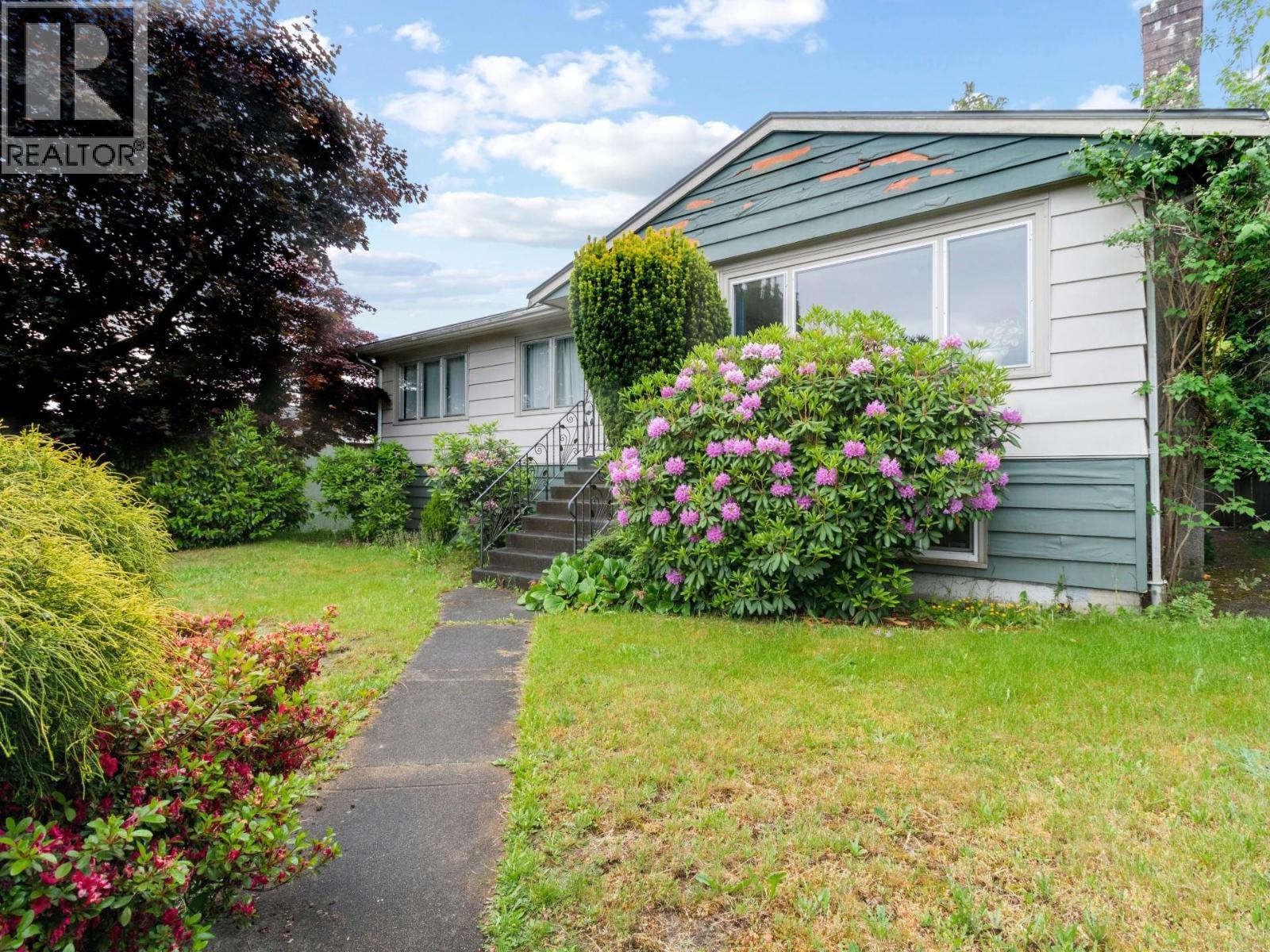 4156 Castlewood Crescent, Burnaby, British Columbia  V5G 2M2 - Photo 3 - R3130207