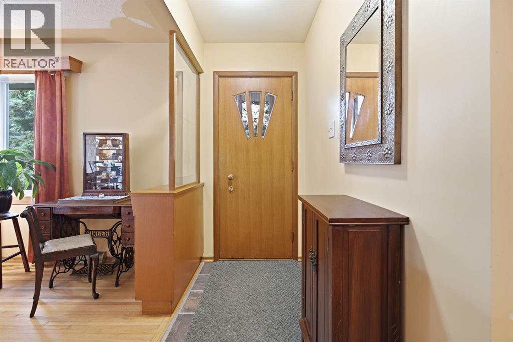 2024 Crocus Road NW, Calgary, Alberta  T2L 0Z8 - Photo 4 - A2332139