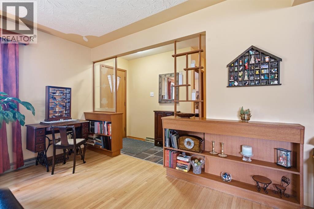 2024 Crocus Road NW, Calgary, Alberta  T2L 0Z8 - Photo 11 - A2332139