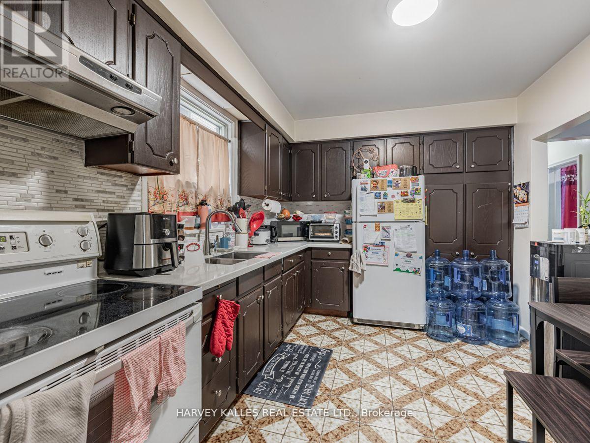 6 Carrington Avenue, Toronto, Ontario M6E 2C3 - Photo 11 - W13620418
