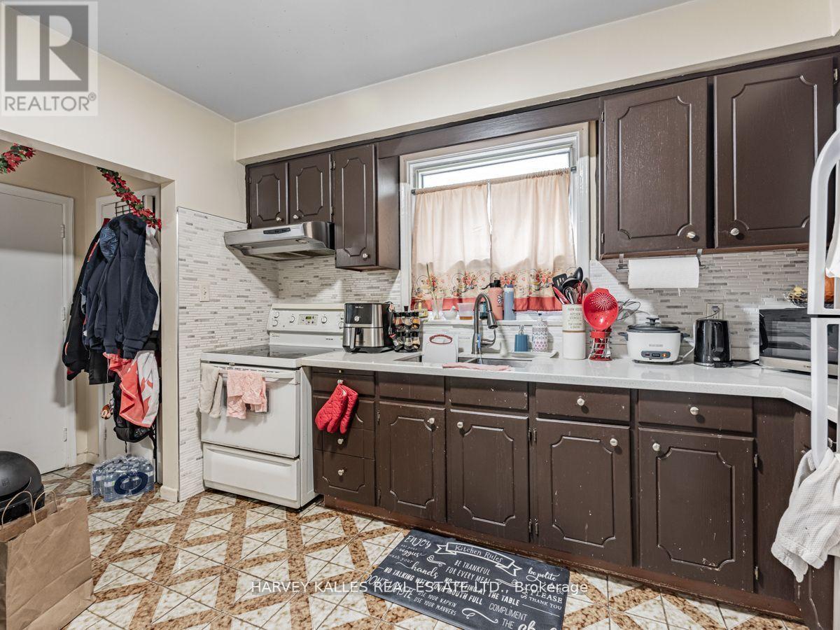 6 Carrington Avenue, Toronto, Ontario M6E 2C3 - Photo 12 - W13620418