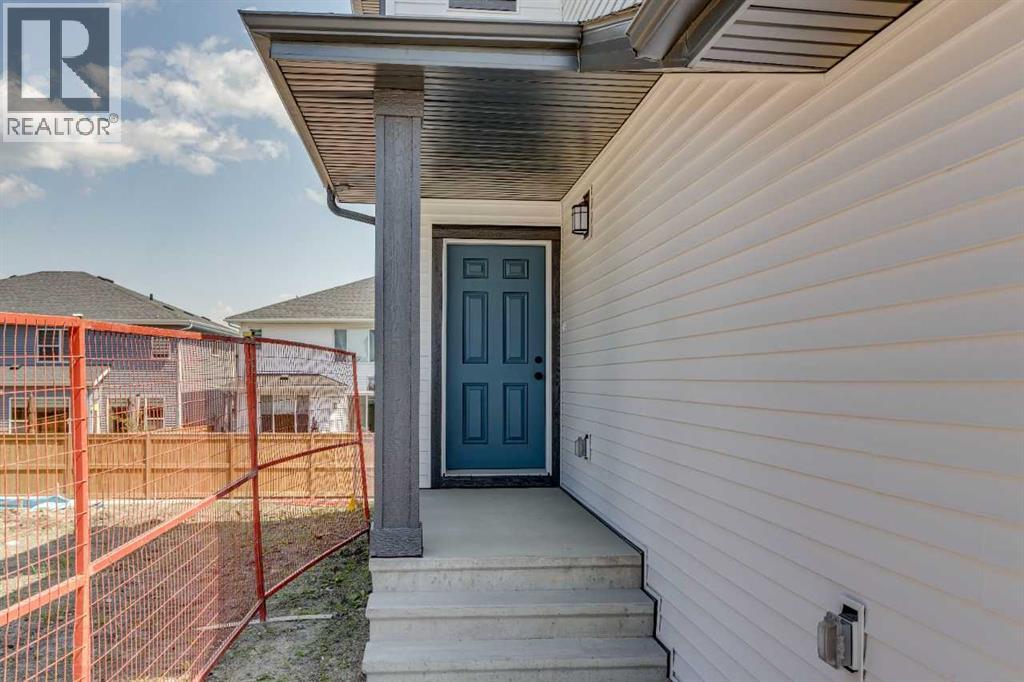 28 Southborough Bay, Cochrane, Alberta  T4C 3J8 - Photo 4 - A2325589