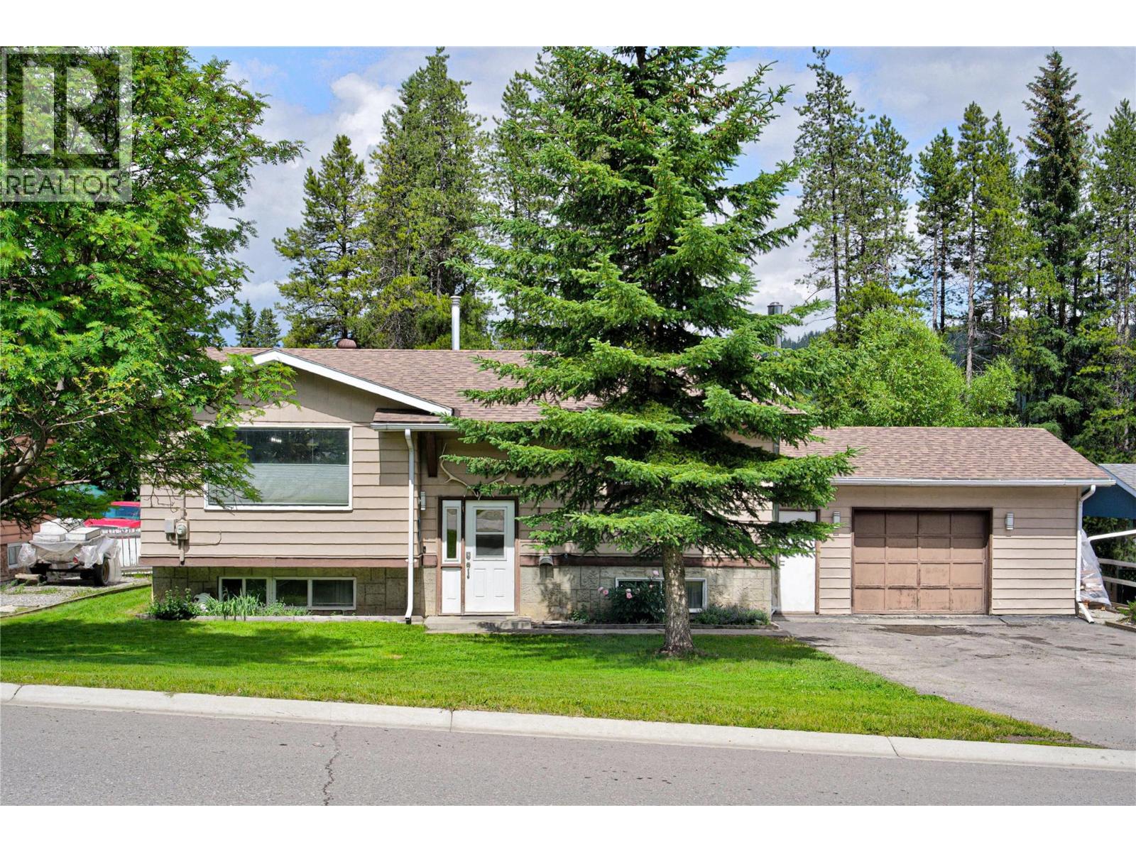 2613 Alpine Drive, Elkford, British Columbia  V0B 1H0 - Photo 2 - 10393225