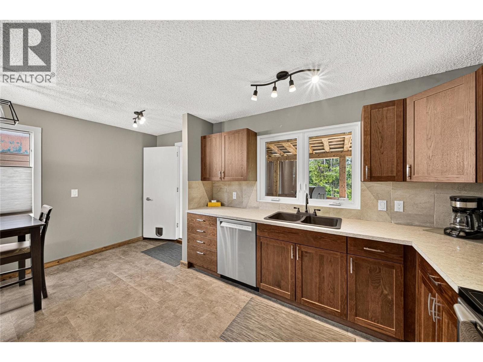 2613 Alpine Drive, Elkford, British Columbia  V0B 1H0 - Photo 12 - 10393225