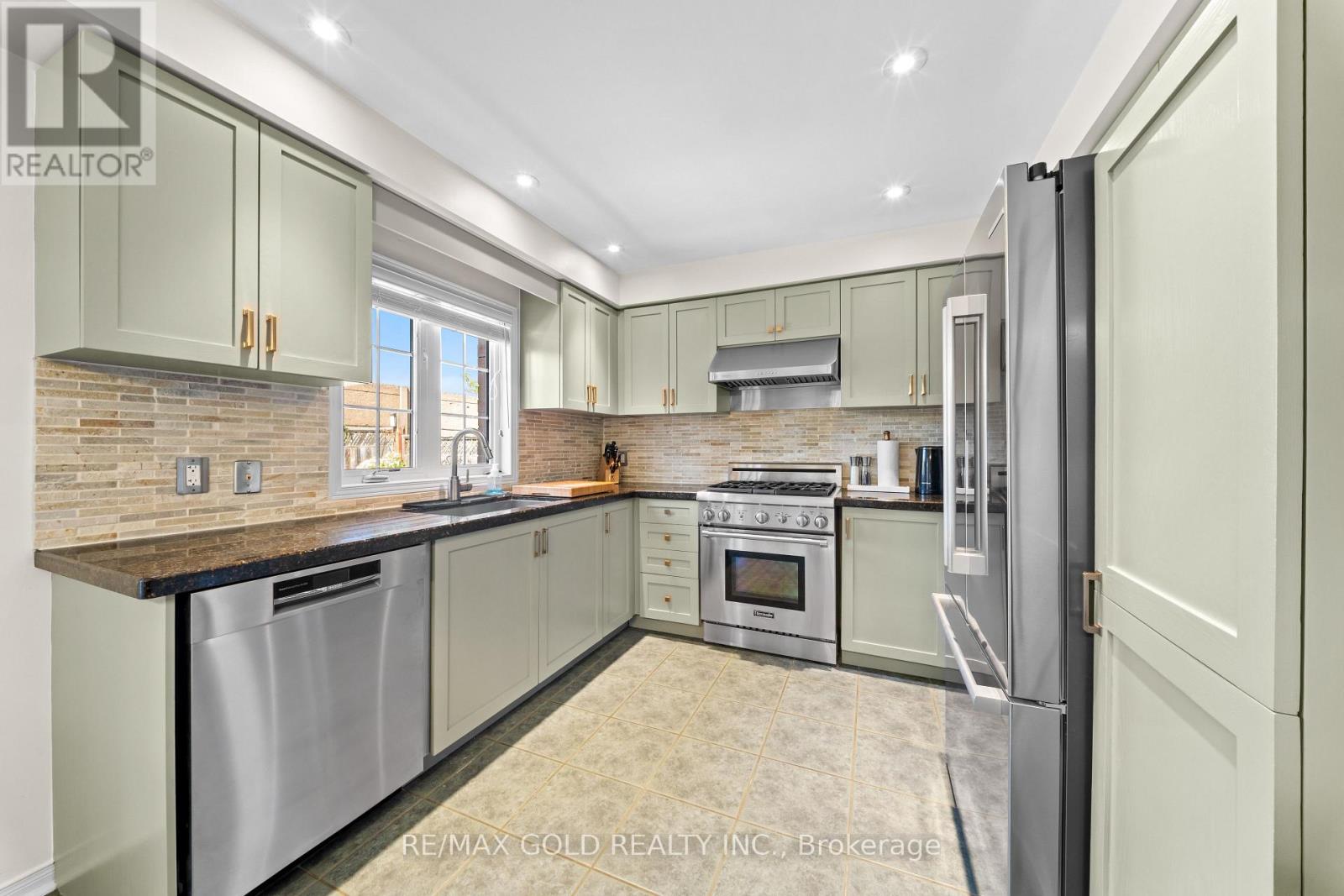 22 Flower Trail, Brampton, Ontario  L6P 1P1 - Photo 7 - W13620910