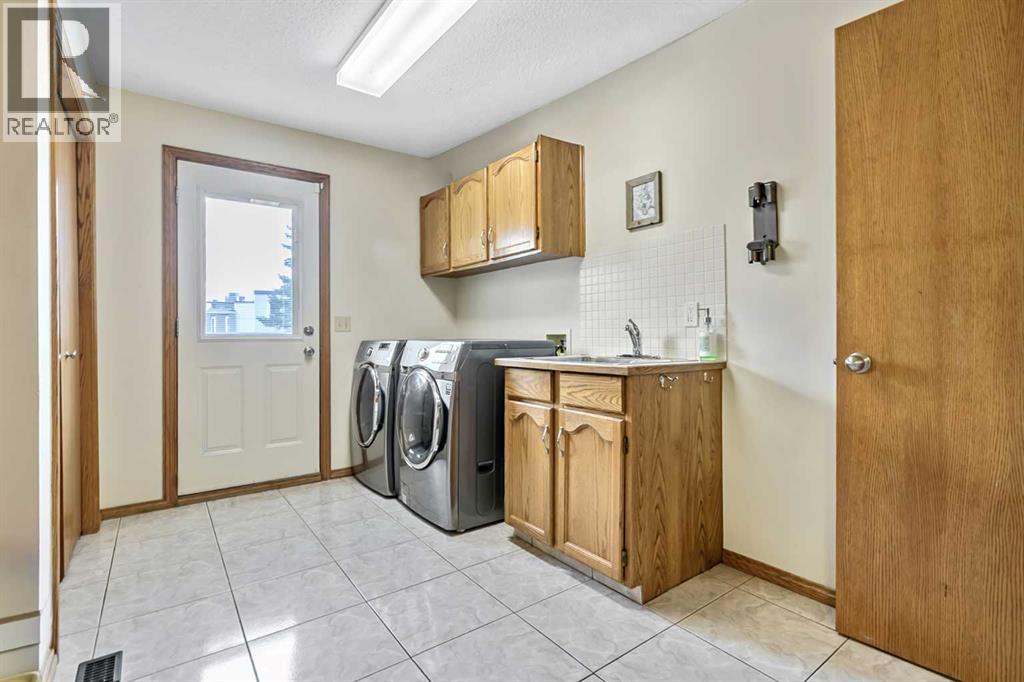 35 Candle Court SW, Calgary, Alberta  T2W 6B6 - Photo 12 - A2313849