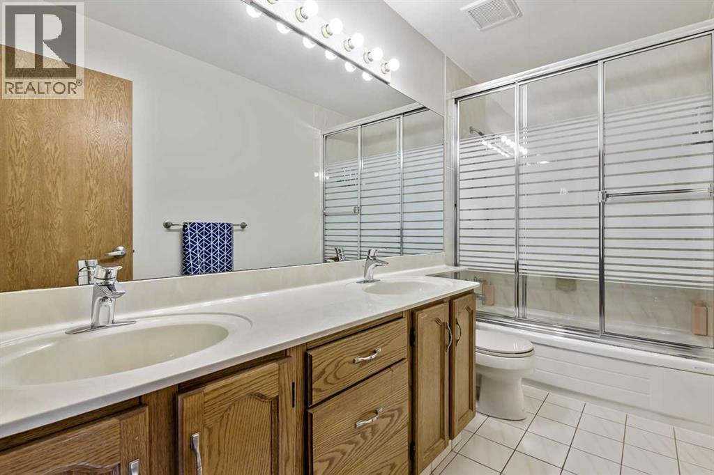 35 Candle Court SW, Calgary, Alberta  T2W 6B6 - Photo 18 - A2313849