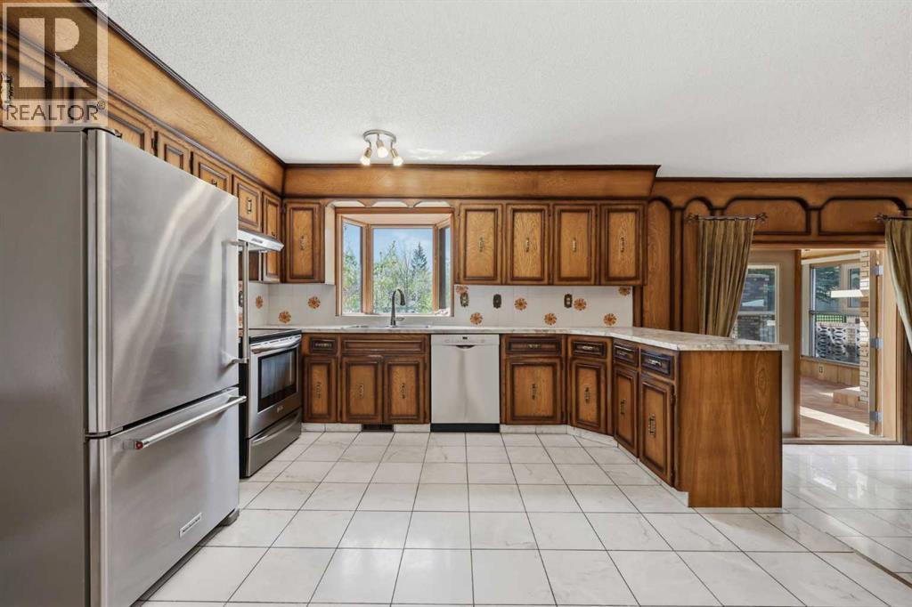 480 Berkley Crescent NW, Calgary, Alberta  T3K 1A8 - Photo 8 - A2315302