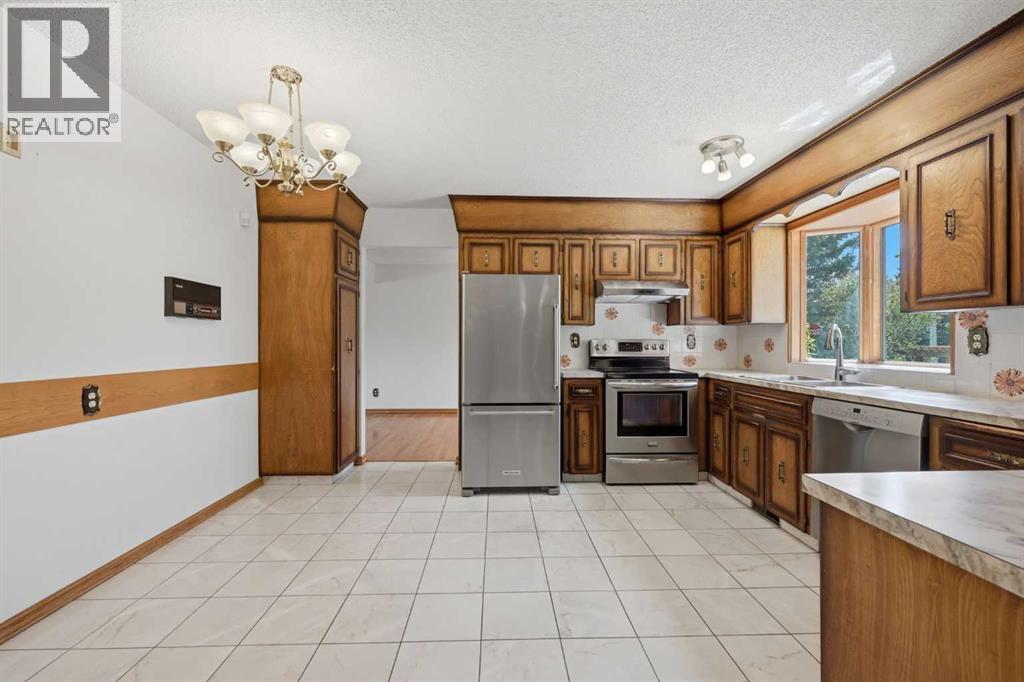480 Berkley Crescent NW, Calgary, Alberta  T3K 1A8 - Photo 7 - A2315302