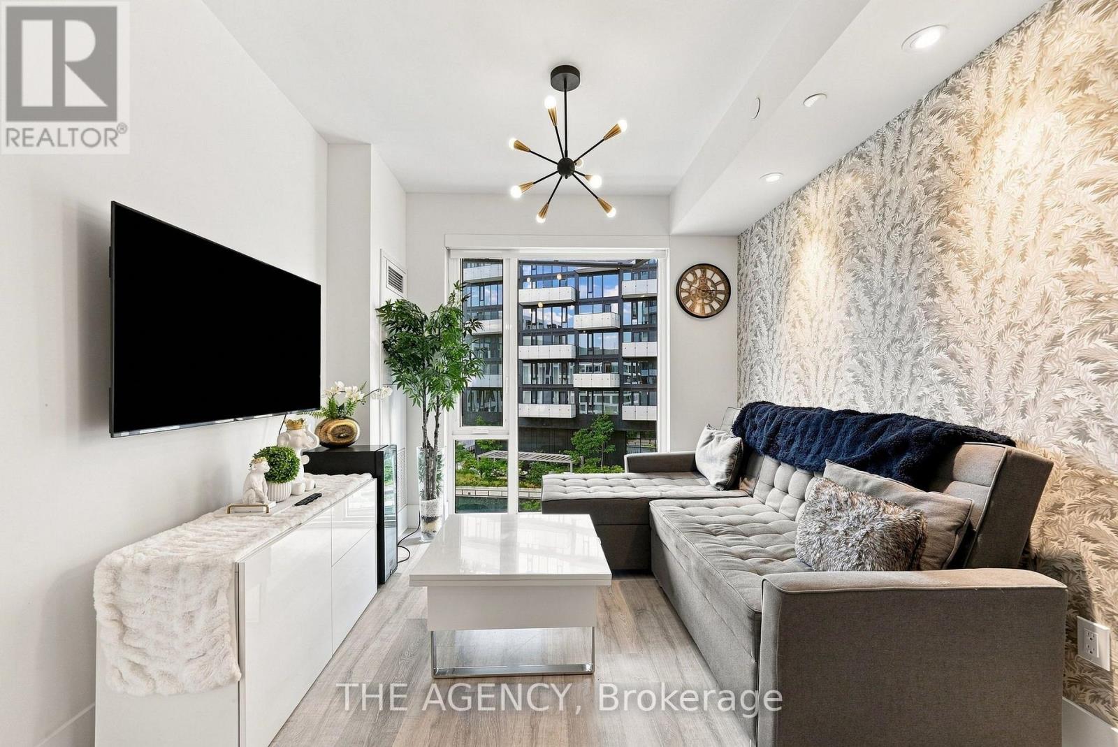 <div class="slider-price">$798,000</div><p>907 - 470 Front Street, Toronto, Ontario</p>