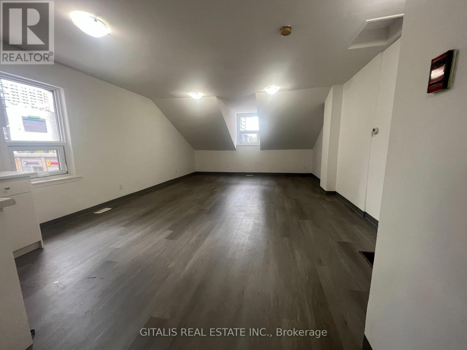 300 - 568 Yonge Street, Toronto, Ontario  M4Y 1Y8 - Photo 2 - C13621172