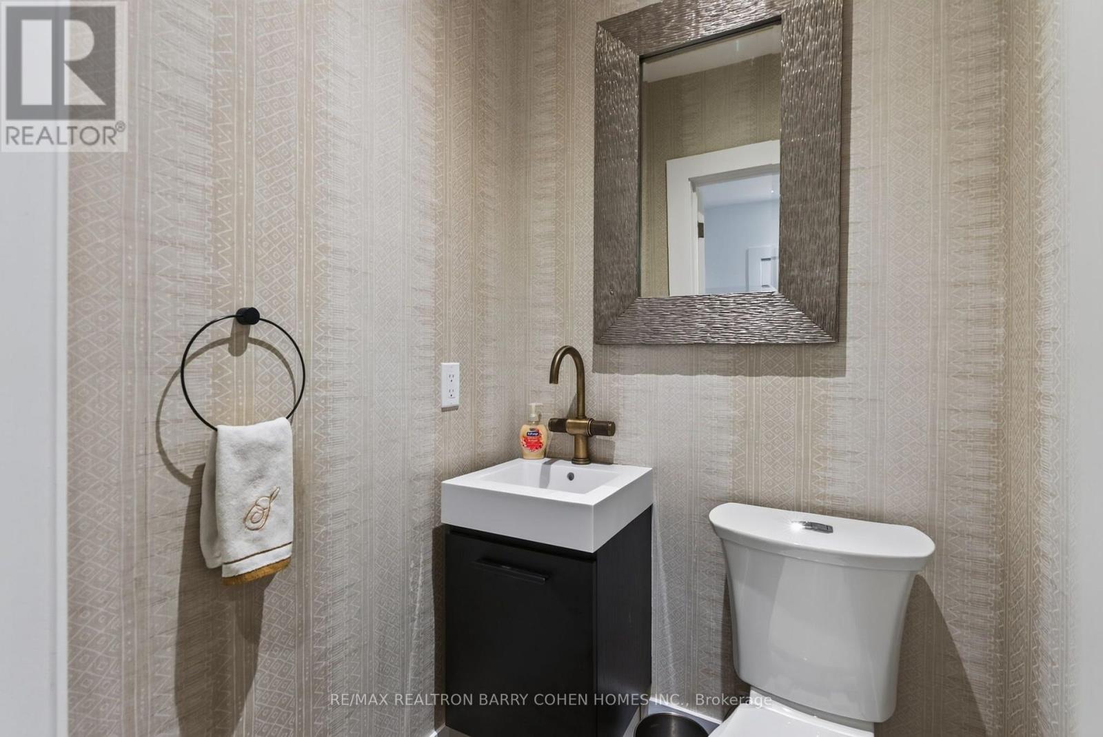 43 Helena Avenue, Toronto, Ontario  M6G 2H3 - Photo 15 - C13621200