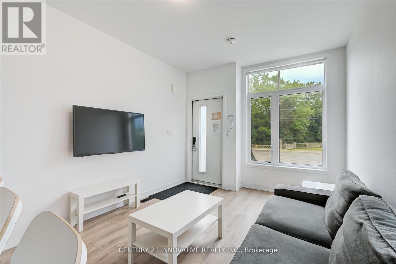 16 - 1720 SIMCOE STREET