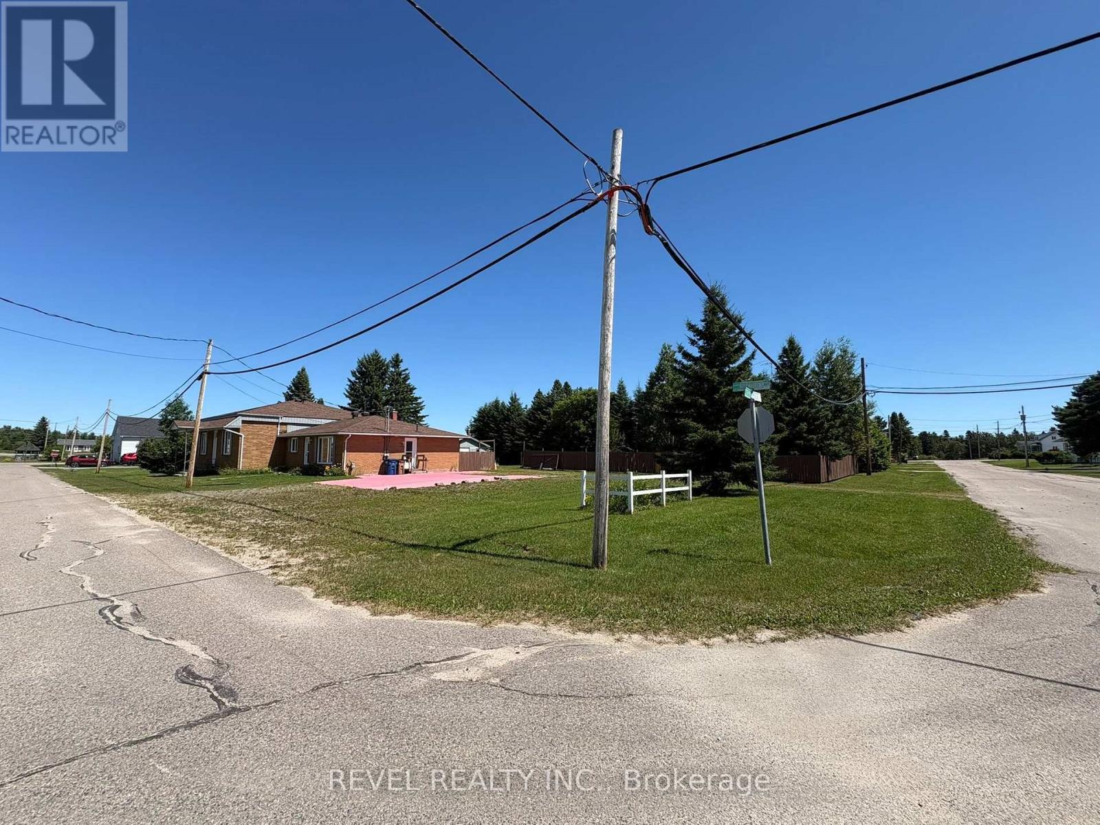 Fauquier - 21 Jacques Avenue, Kapuskasing, Ontario  P0L 1G0 - Photo 3 - T13621380