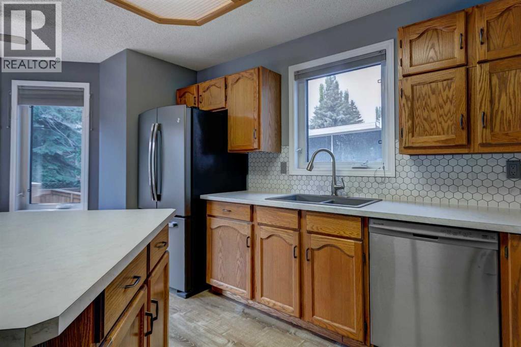 411 Shawinigan Drive SW, Calgary, Alberta  T2Y 3A2 - Photo 8 - A2330883