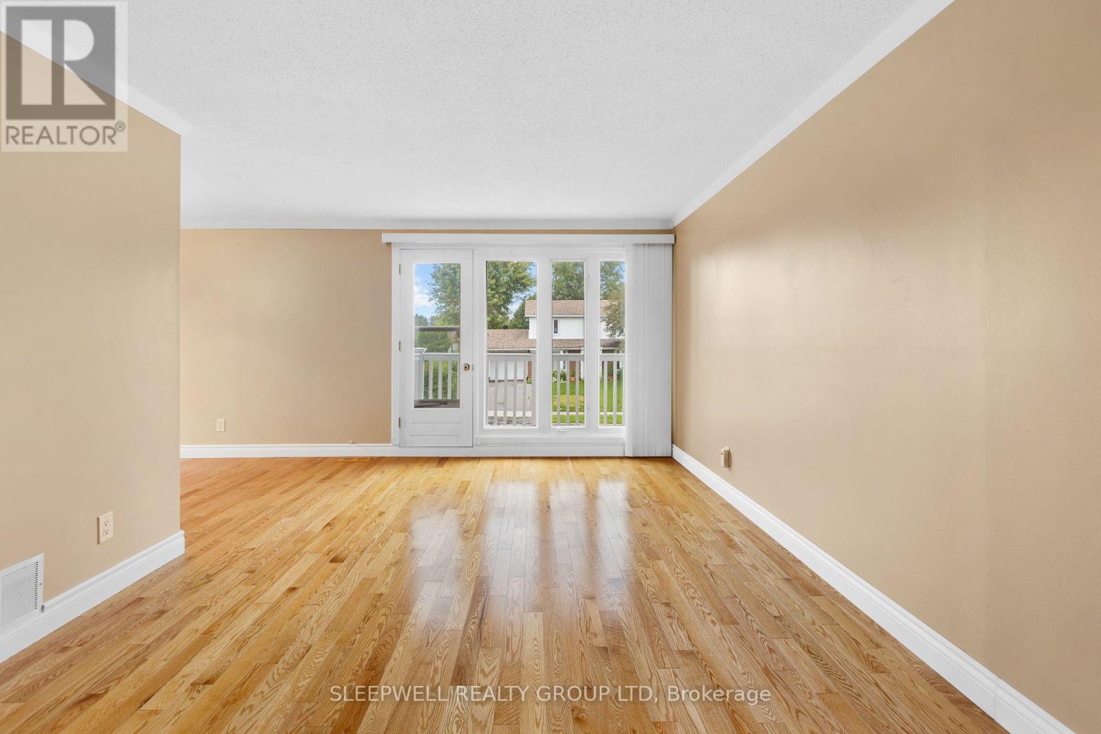 42 Charkay Street, Ottawa, Ontario  K2E 5N4 - Photo 4 - X13621310