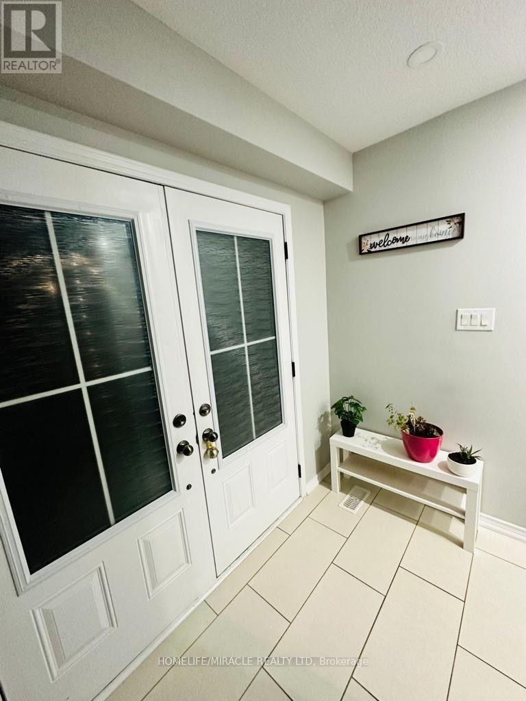 154 Golden Springs Drive, Brampton, Ontario L7A 4N7 - Photo 2 - W13606932