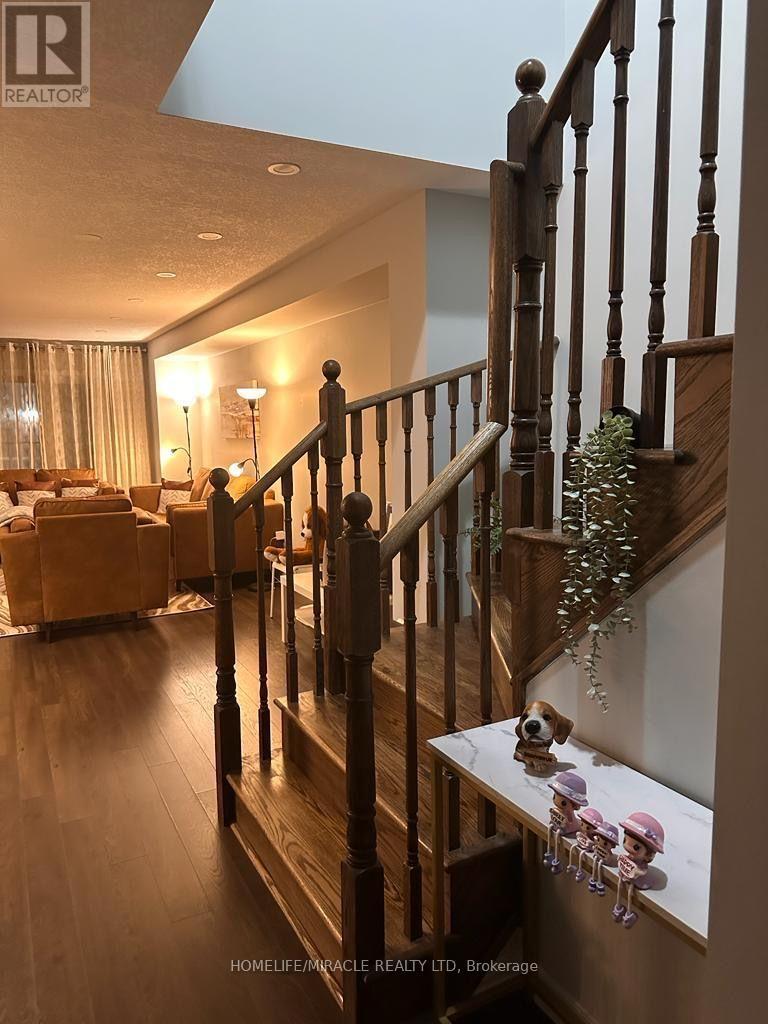 154 Golden Springs Drive, Brampton, Ontario L7A 4N7 - Photo 4 - W13606932