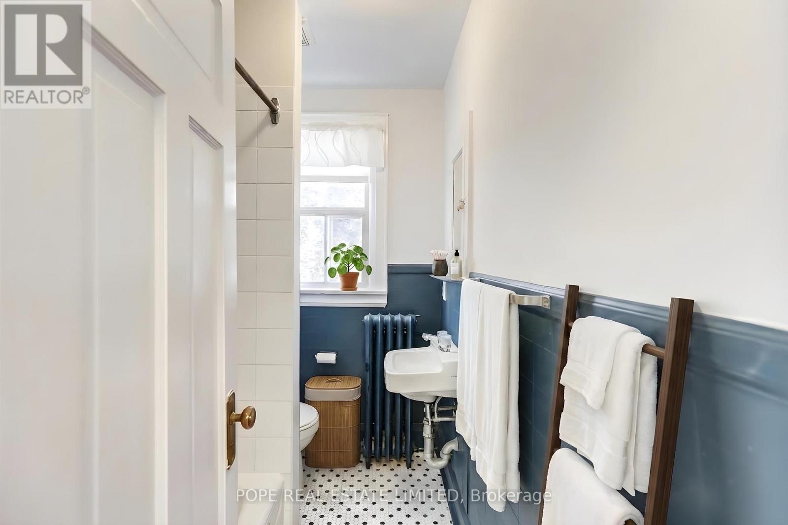 18 Edgewood Avenue, Toronto, Ontario  M4L 3E6 - Photo 17 - E13621528