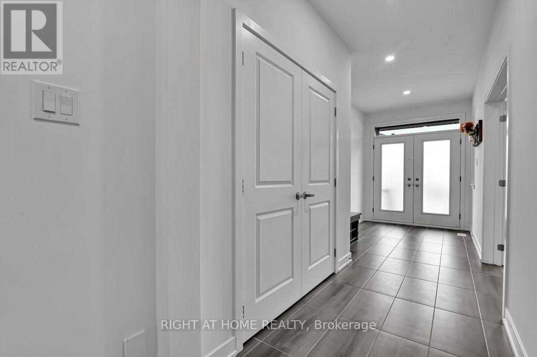 32 Edenbridge Court, Ottawa, Ontario K1W 0P1 - Photo 3 - X13621518