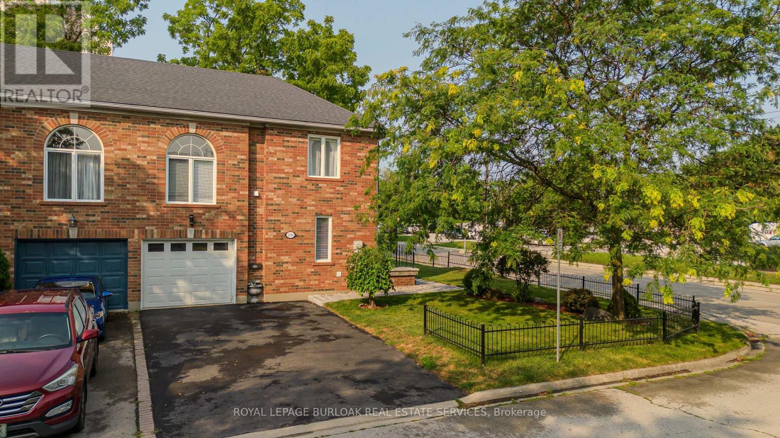2010 Grovetree Lane, Burlington, Ontario  L7R 4V4 - Photo 2 - W13621596