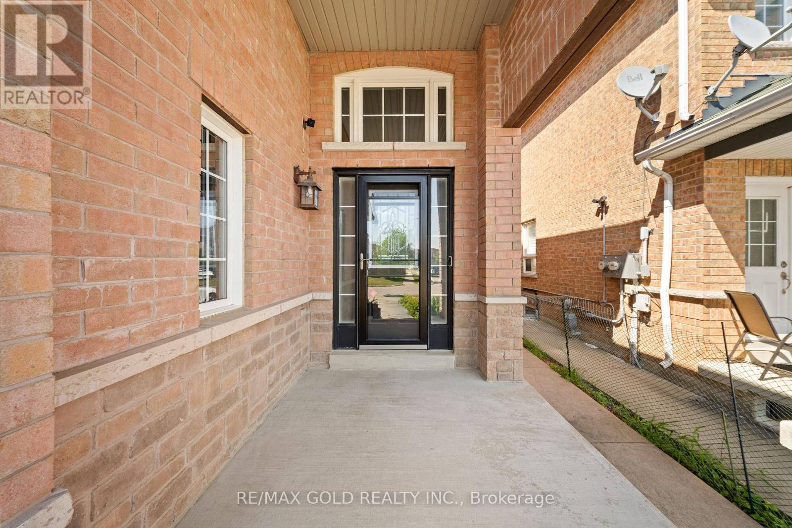 22 Flower Trail, Brampton, Ontario  L6P 1P1 - Photo 2 - W13620910
