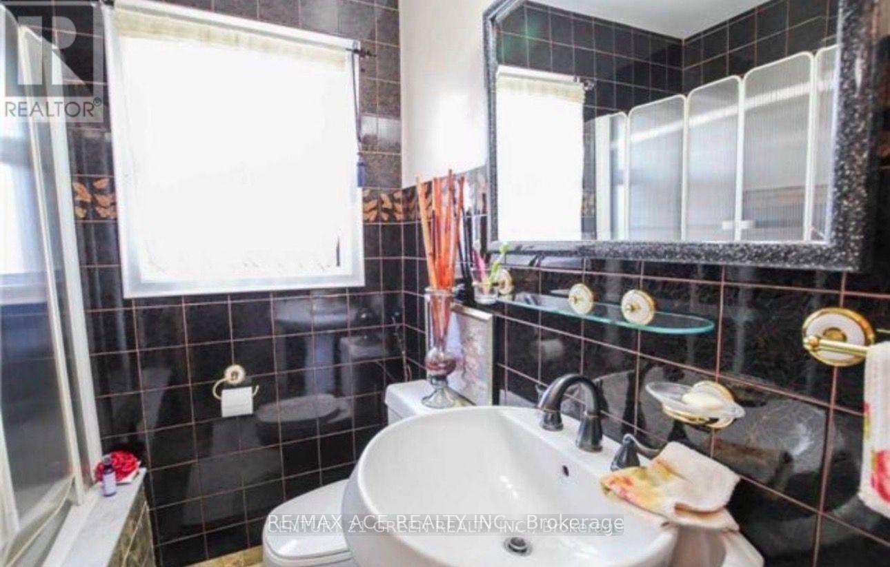 18 Roseglor Crescent, Toronto, Ontario  M1P 3T6 - Photo 11 - E13621988