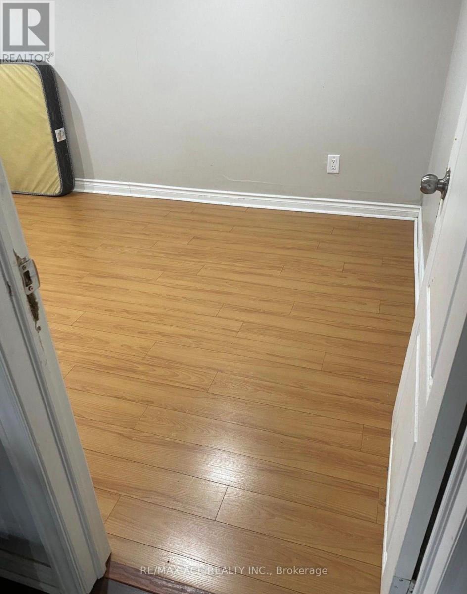 18 Roseglor Crescent, Toronto, Ontario  M1P 3T6 - Photo 15 - E13621988