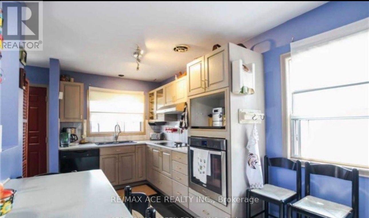 18 Roseglor Crescent, Toronto, Ontario  M1P 3T6 - Photo 5 - E13621988