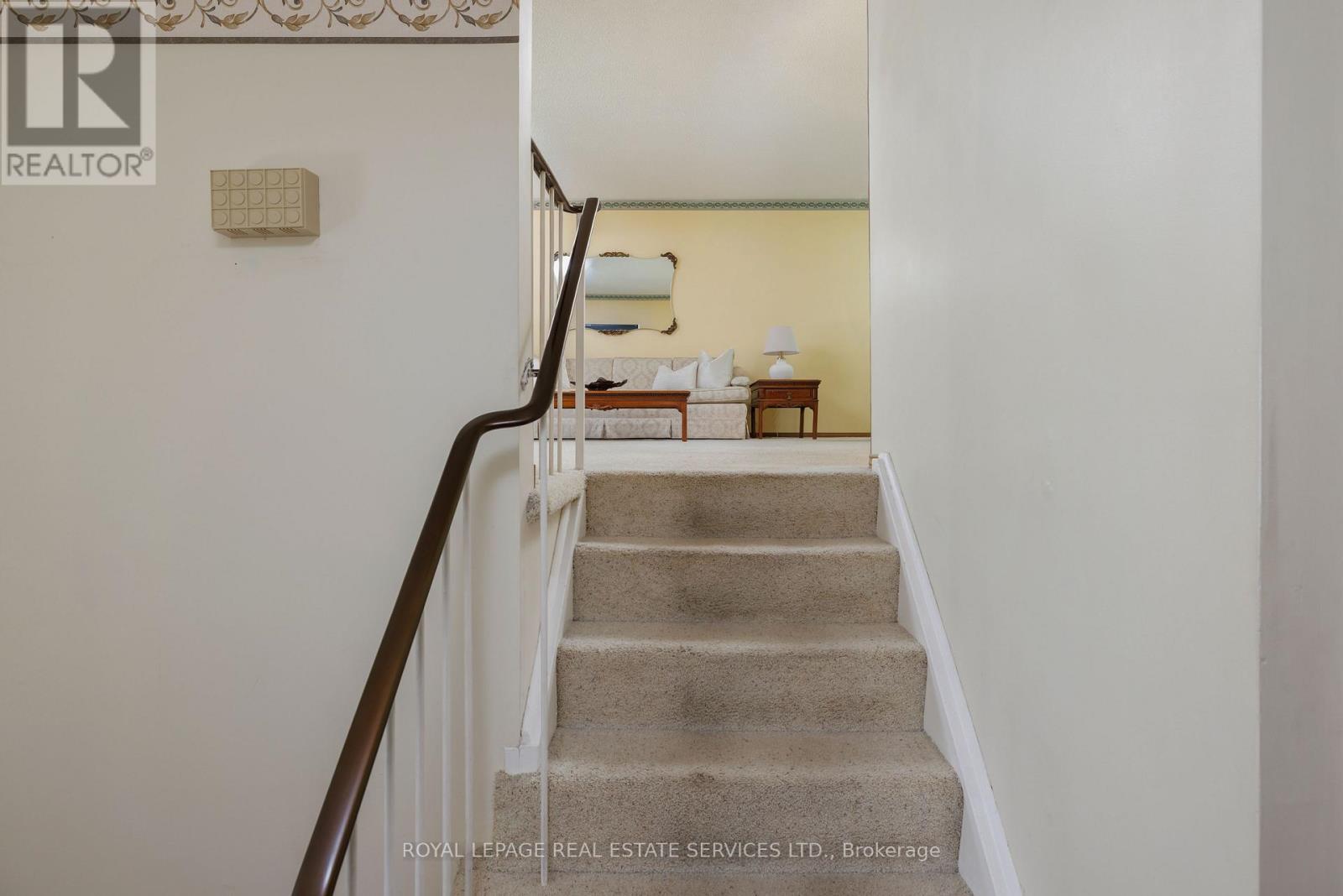 18 Osborne Crescent, Oakville, Ontario  L6H 1G1 - Photo 5 - W13622010