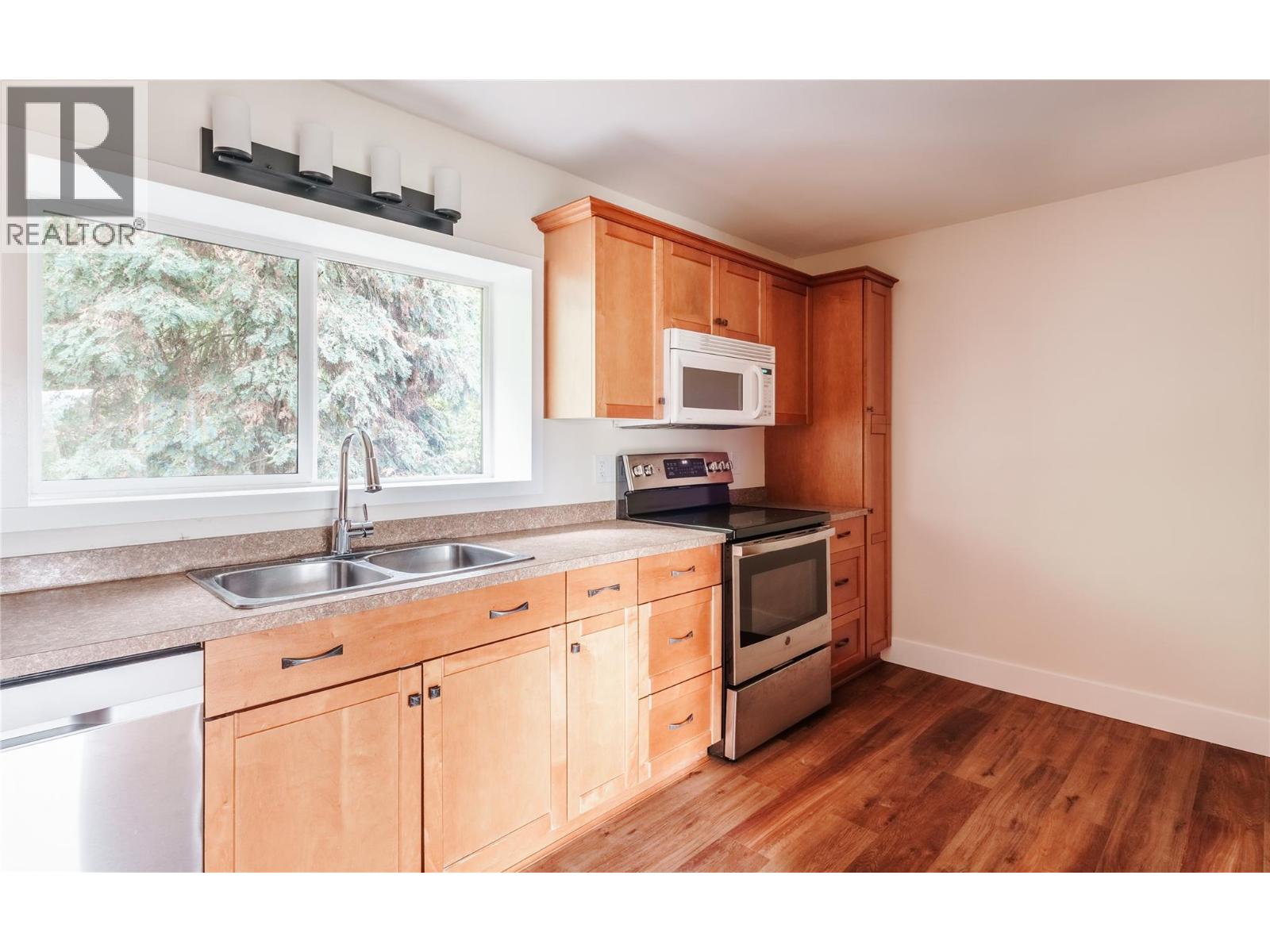 1231 1 Street SE, Salmon Arm, British Columbia  V1E 0B6 - Photo 9 - 10395009