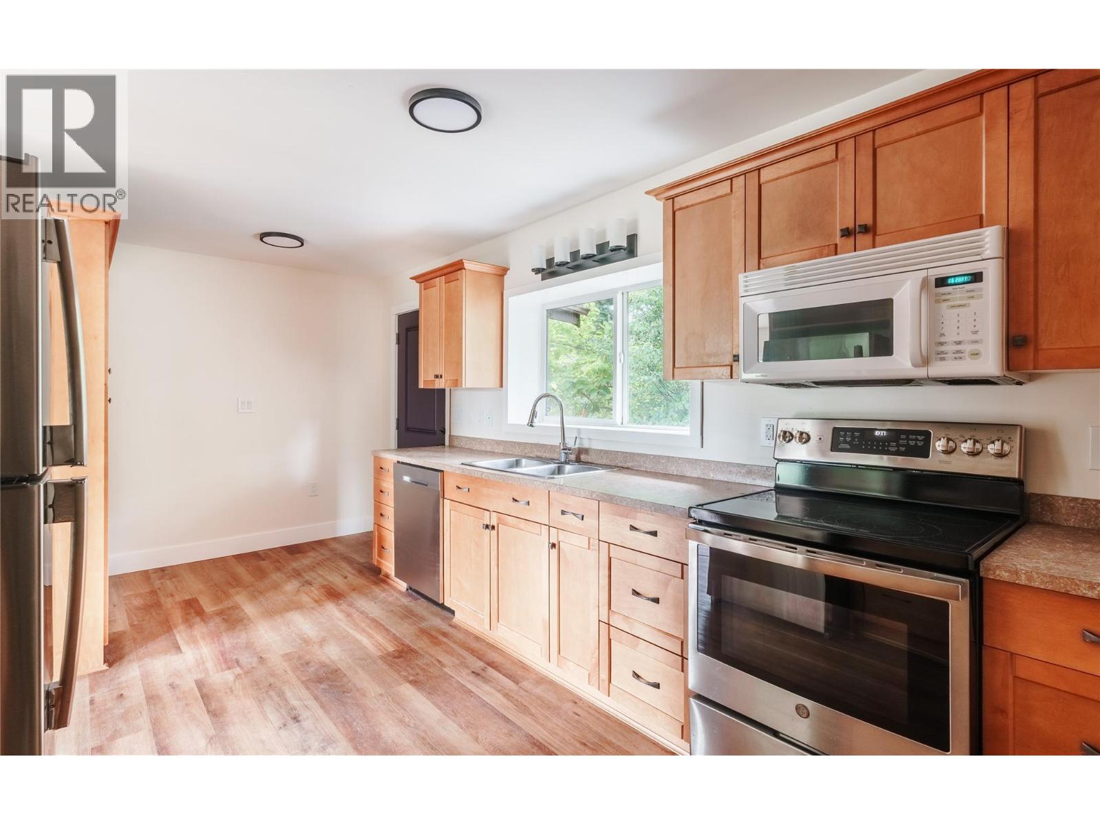 1231 1 Street SE, Salmon Arm, British Columbia  V1E 0B6 - Photo 7 - 10395009