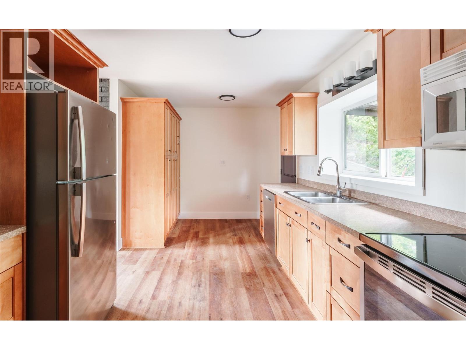 1231 1 Street SE, Salmon Arm, British Columbia  V1E 0B6 - Photo 10 - 10395009