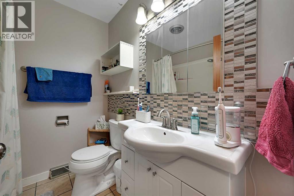 1415 Rosehill Drive NW, Calgary, Alberta  T2K 1M3 - Photo 12 - A2331378