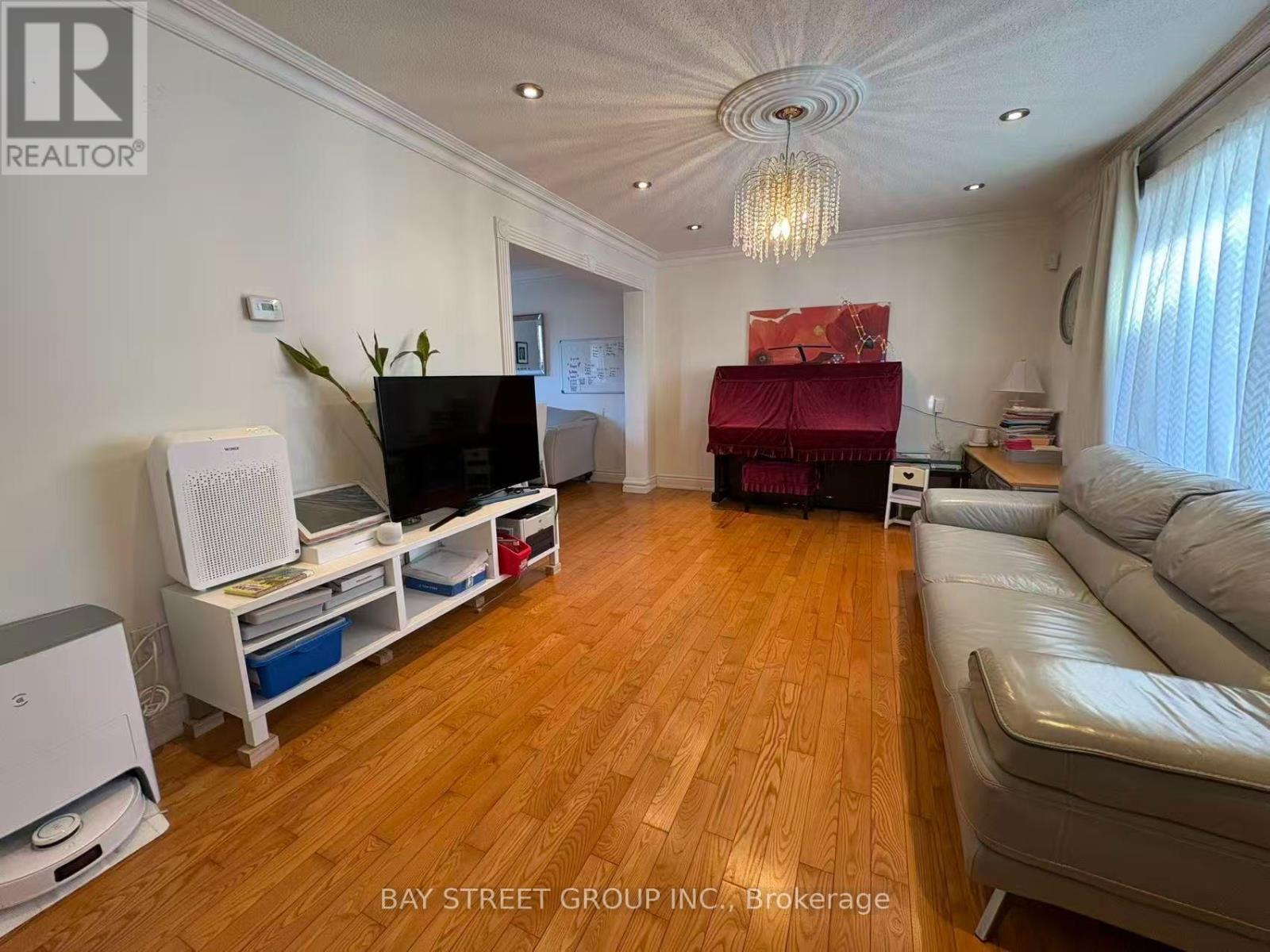 210 Shaughnessy Boulevard, Toronto, Ontario  M2J 1K4 - Photo 3 - C13622066