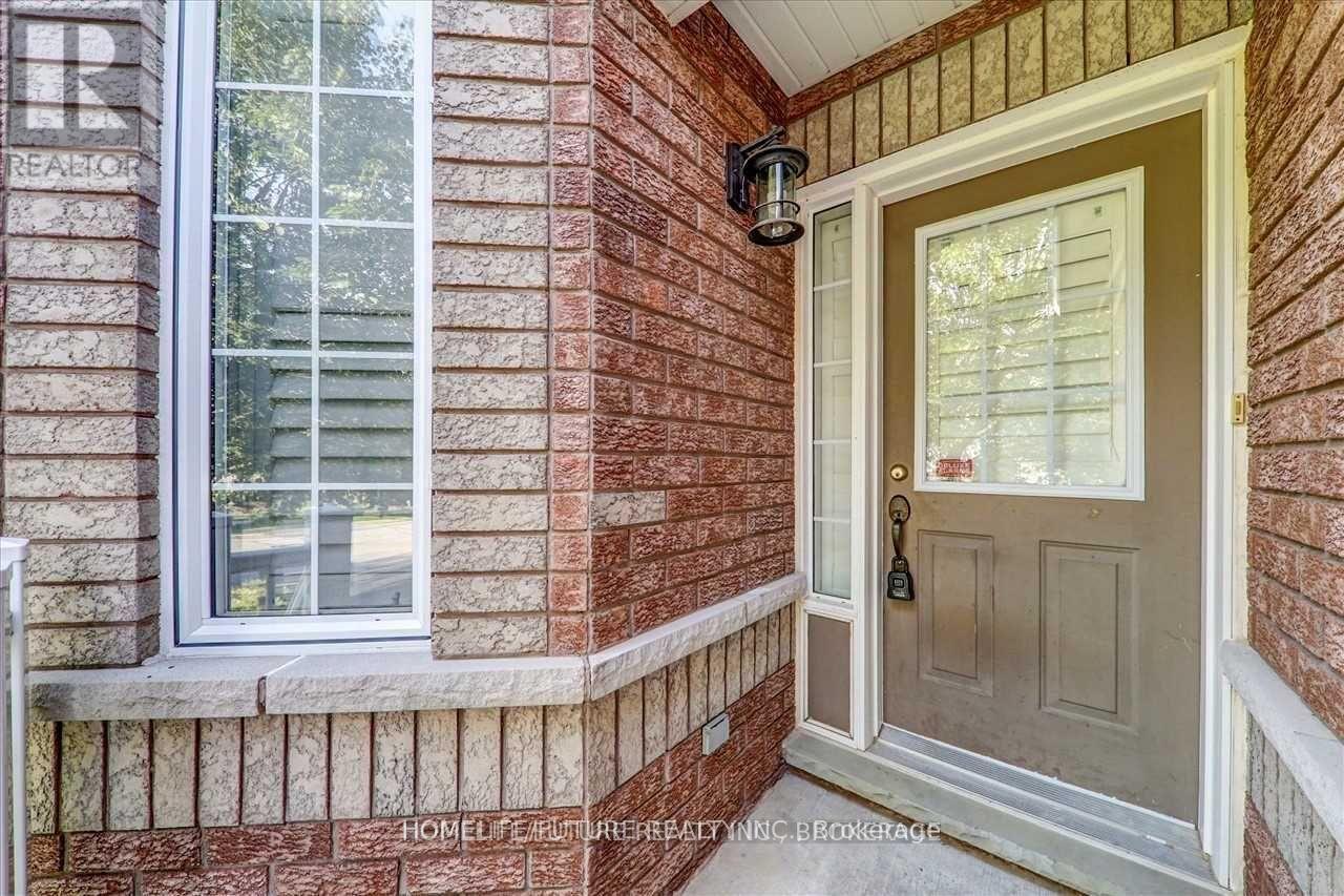 20 Kenilworth Crescent, Whitby, Ontario  L1M 2M6 - Photo 3 - E13622082