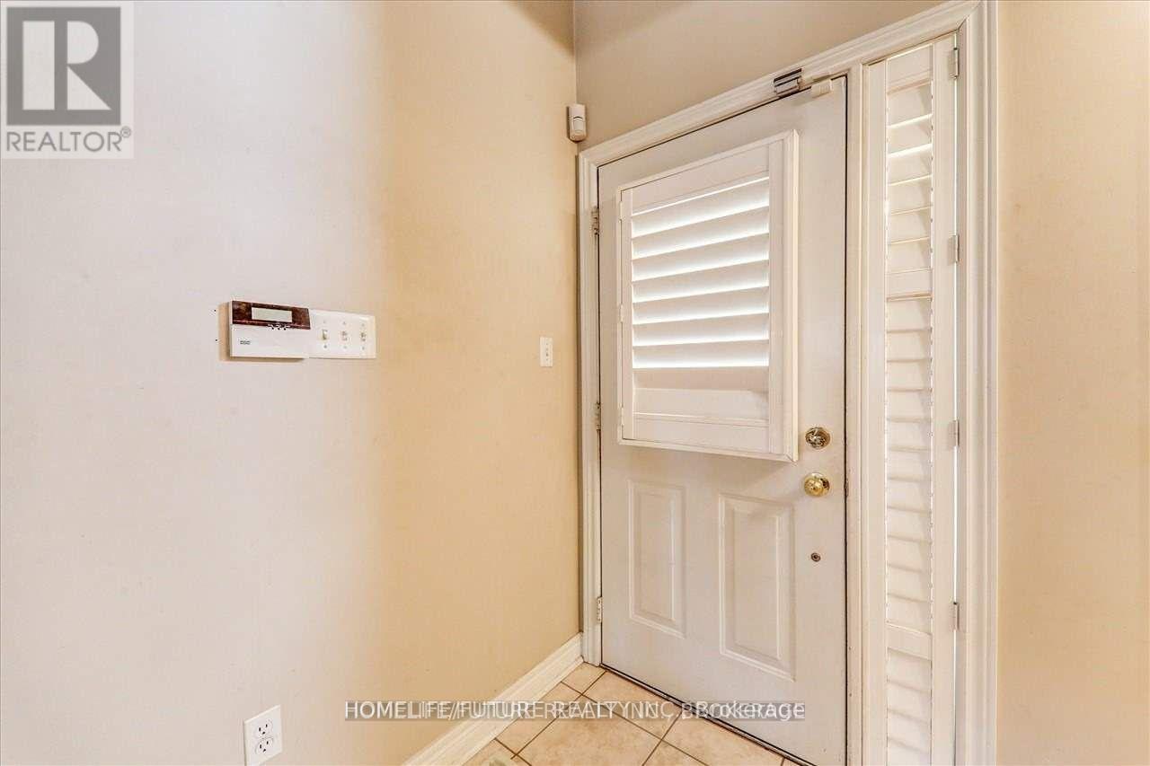 20 Kenilworth Crescent, Whitby, Ontario  L1M 2M6 - Photo 4 - E13622082