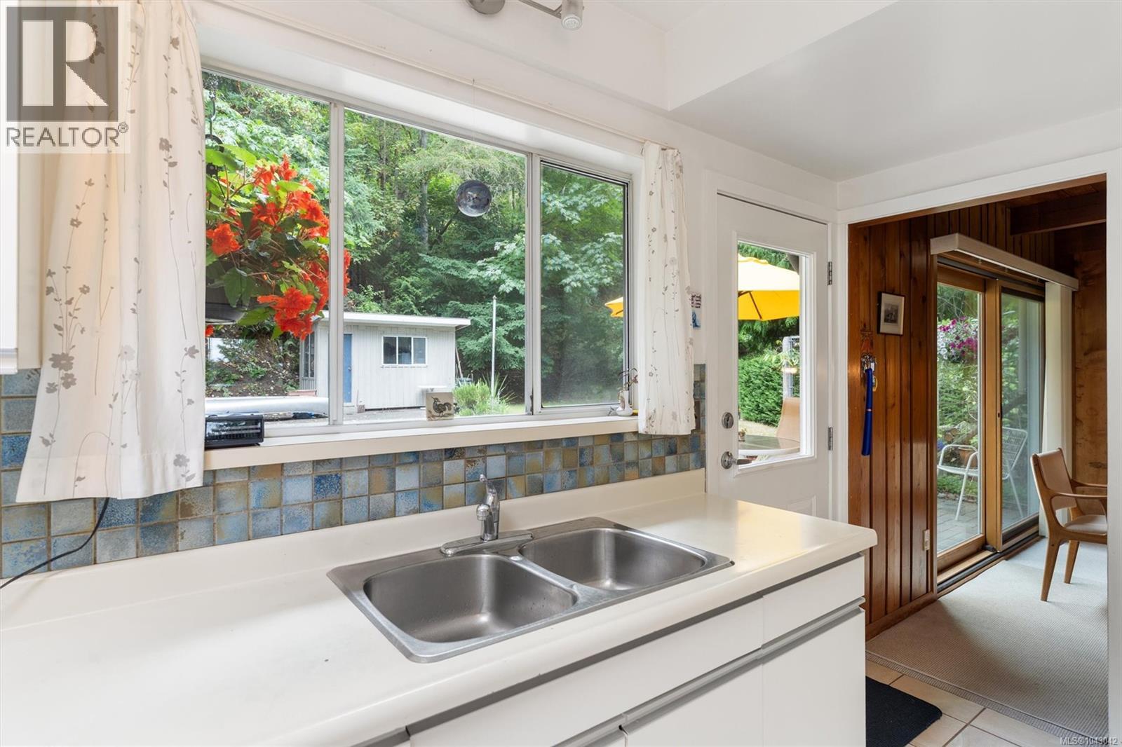4902 Lochside Dr, Saanich, British Columbia  V8Y 2E6 - Photo 12 - 1043042