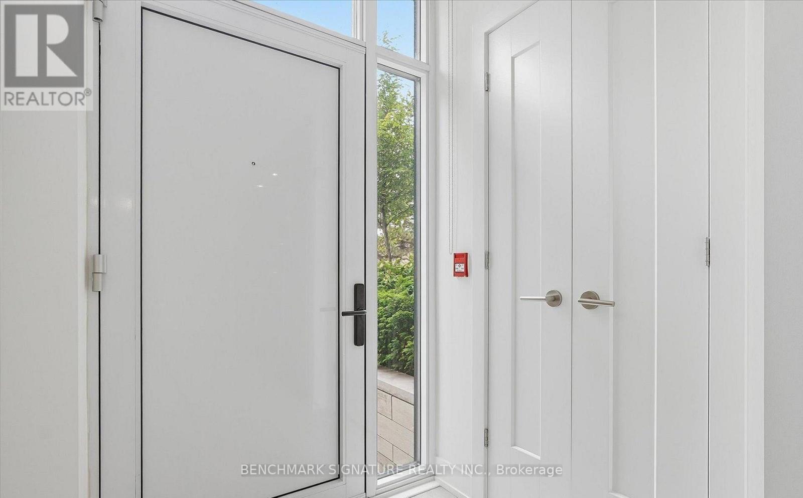 206 - 30 Inn On The Park Drive, Toronto, Ontario M3C 0P7 - Photo 3 - C13621370