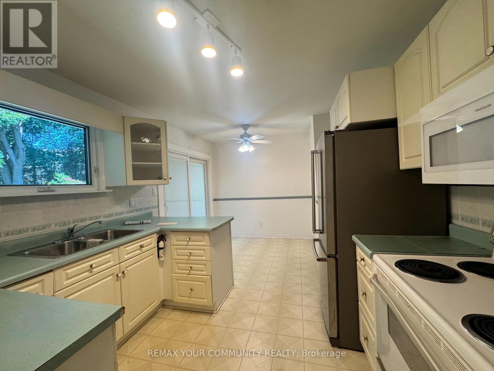2063 Waters Edge Drive, Oakville, Ontario  L6L 1A3 - Photo 7 - W13622126
