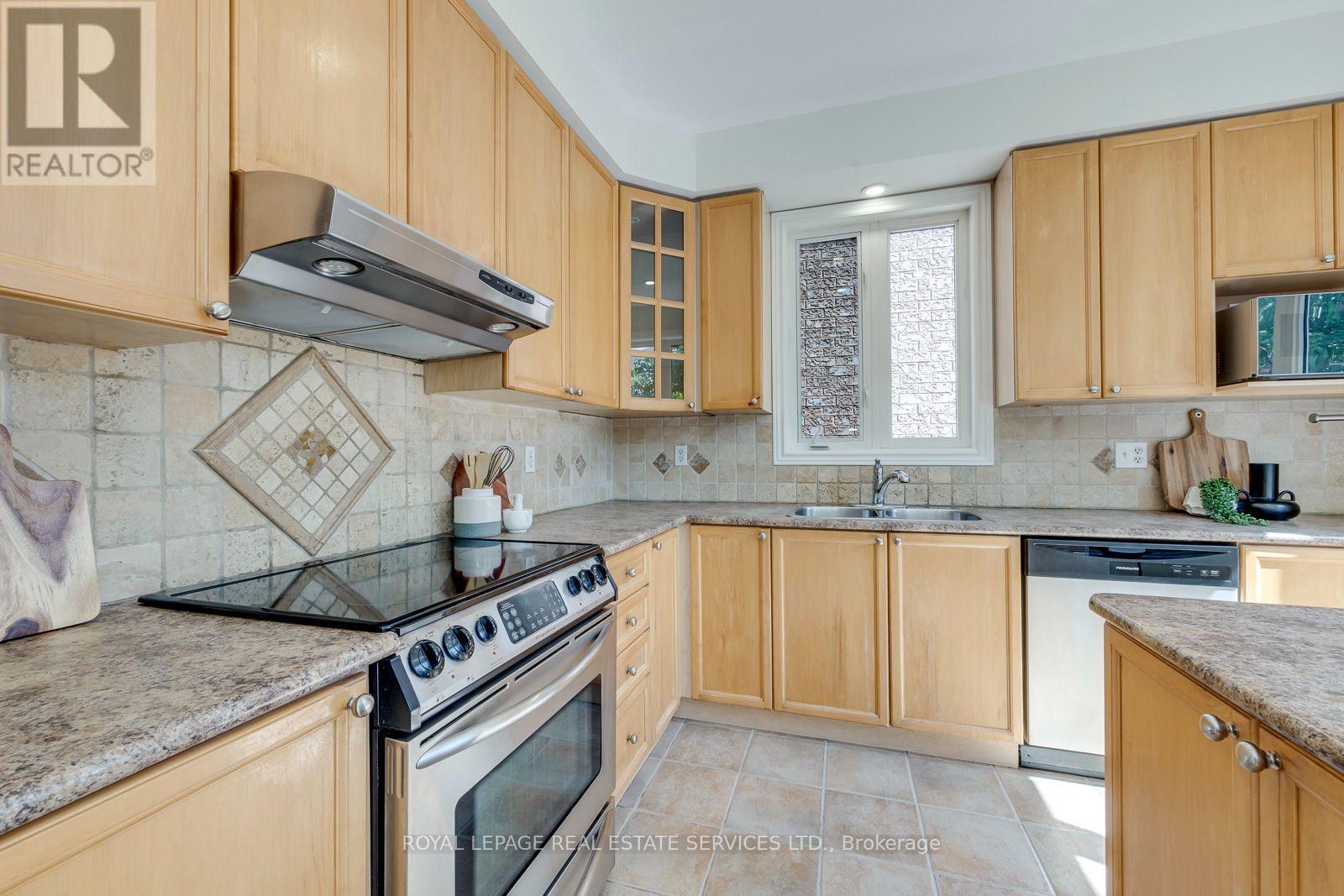 2116 Blackforest Crescent, Oakville, Ontario  L6M 4T6 - Photo 17 - W13622624