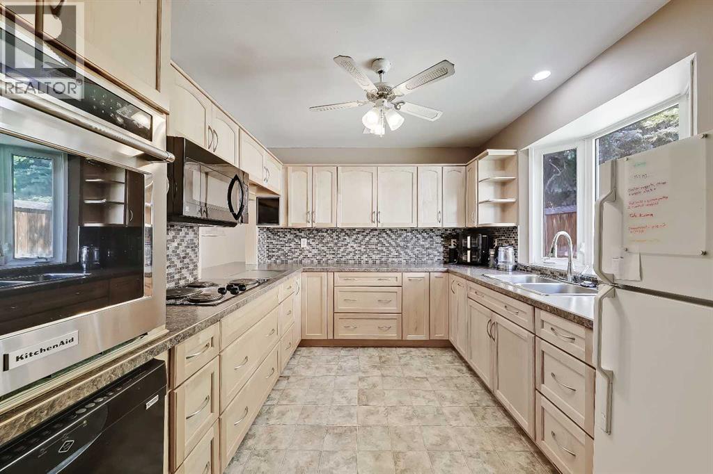 4315 Charleswood Drive Nw, Calgary, Alberta T2L 2E3 - Photo 2 - A2322109