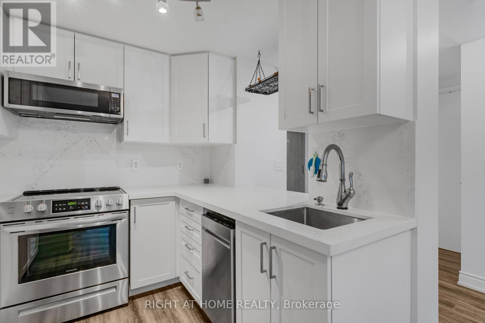 1102 - 281 Mutual Street, Toronto, Ontario  M4Y 3C4 - Photo 6 - C13622730