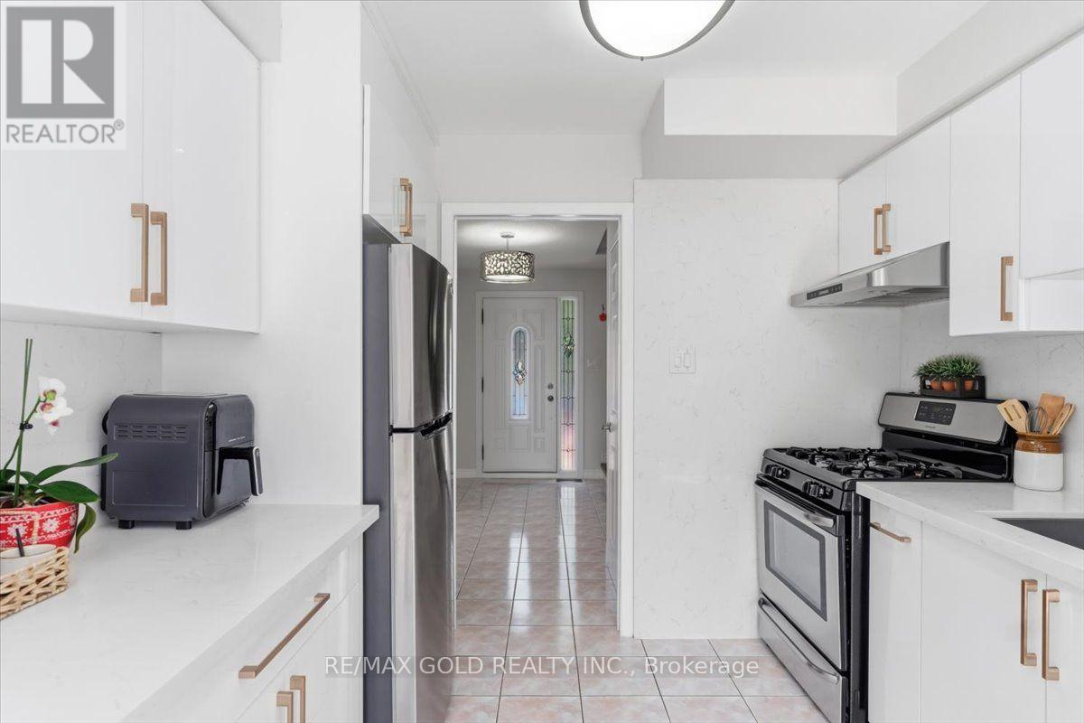 29 Tralee Street, Brampton, Ontario  L6Z 2Z6 - Photo 4 - W13569298