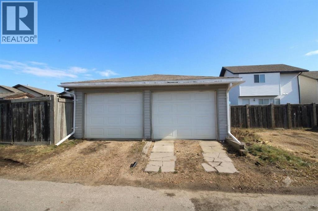 108 Pinnacle Boulevard, Grande Prairie, Alberta  T8W 2V7 - Photo 2 - A2302068